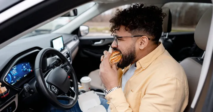 Mangiare mentre si guida? Ecco i cibi che distruggono la tua auto