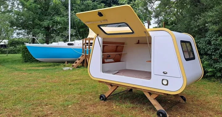 La mini casa da campeggio in legno pesa 275 kg e costa meno di 12.000 euro