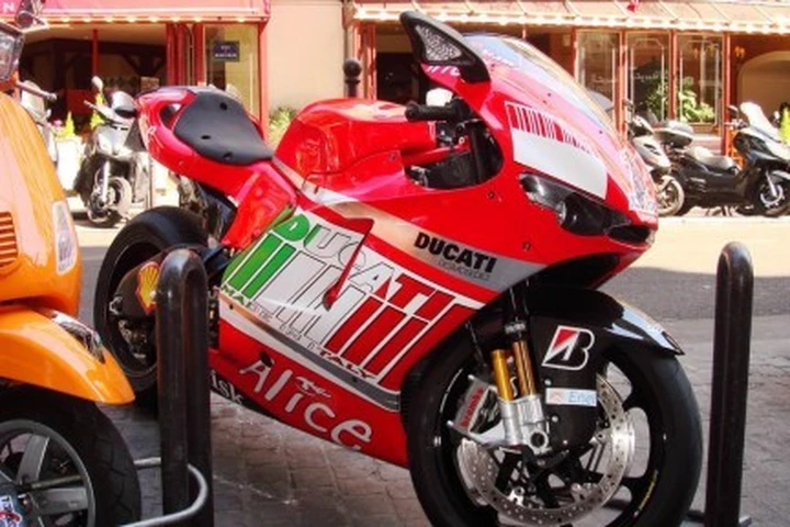 Una Ducati Desmosedici RR in giro per Parigi