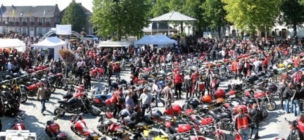 Ducati Monster da Guinness: la carica dei 405 