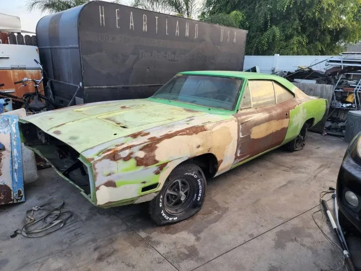 Questa Dodge Charger R/T cerca un nuovo proprietario: serve restauro completo