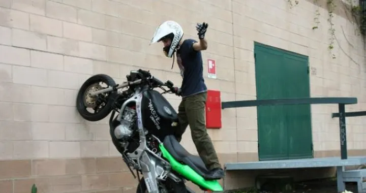 Foto del giorno: mMasche trial stunt - 2a parte