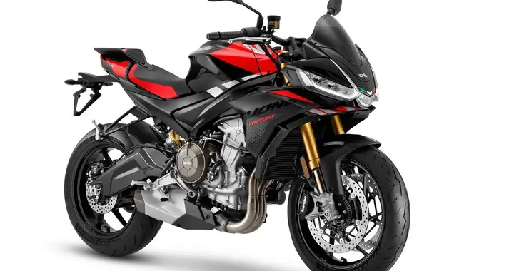 Aprilia Tuono 660 Factory 2025: 105 CV, sospensioni Öhlins e elettronica Avanzata