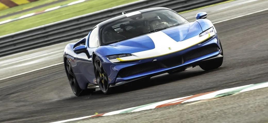 Ferrari SF90 Stradale Assetto Fiorano: la prova in pista