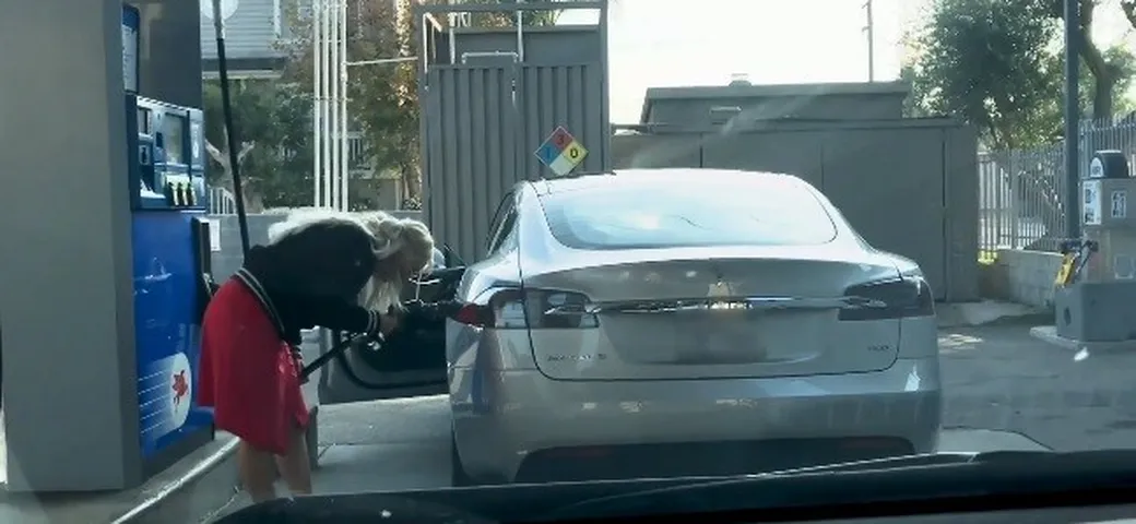 Tesla: una donna tenta di fare il pieno di benzina