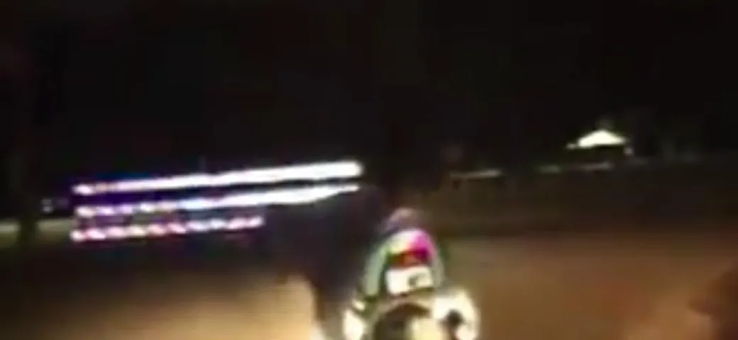 Polizia Texas: Colpo di karate ad un motociclista [Video]
