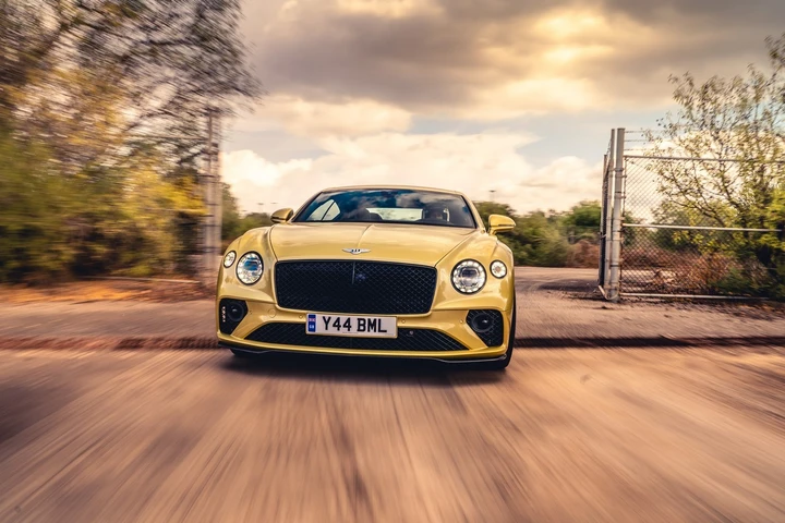 Bentley Continental GT Speed: drifting da sogno in una base NATO [Video]