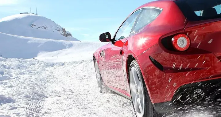 C'è una Ferrari col V12 che costa meno di una BMW M5