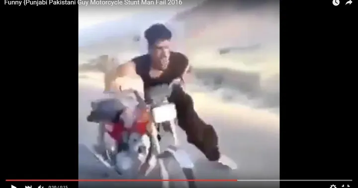 Vuole fare l'acrobata in moto ma cade miseramente a terra [Video]
