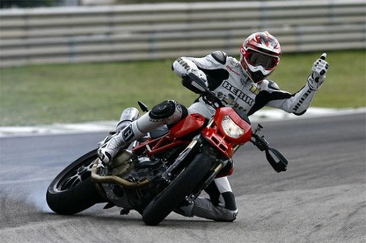 Ruben Xaus sulla Hypermotard in foto e video!