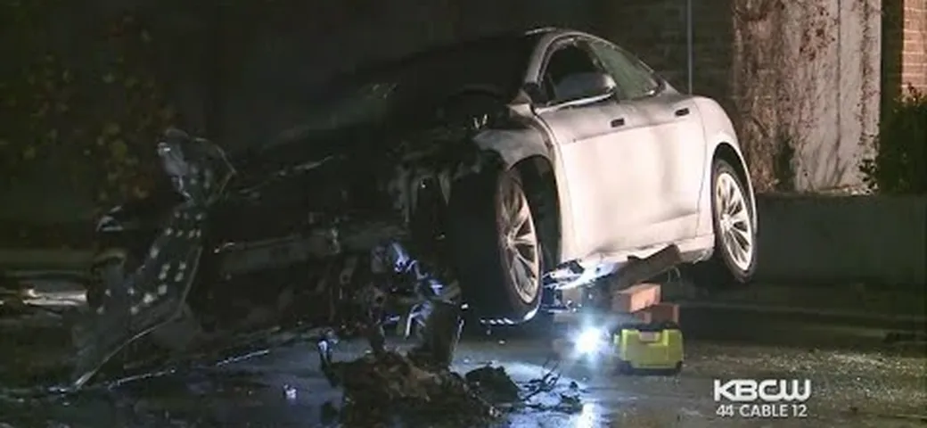 Una Tesla Model S va a fuoco dopo aver bucato una ruota [VIDEO]