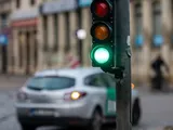 Non passa col semaforo verde per causare un incidente: la truffa