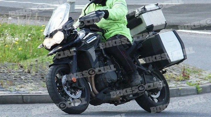 Triumph: nuovi prototipi 2016 Explorer e Speed Triple