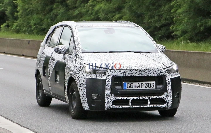 Nuova Peugeot 2008: prime foto spia