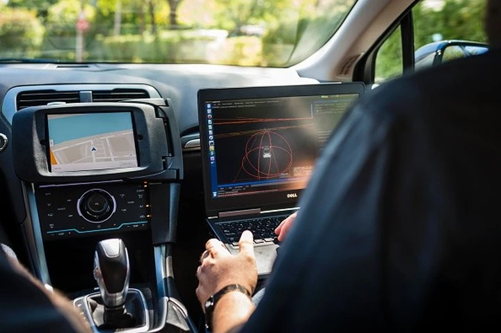 Guida autonoma: Phantom Auto lancia il controllo da remoto per la sicurezza