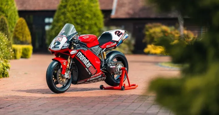 Ducati 998RS, 180.000 sterline per la Superbike che batté Vale Rossi