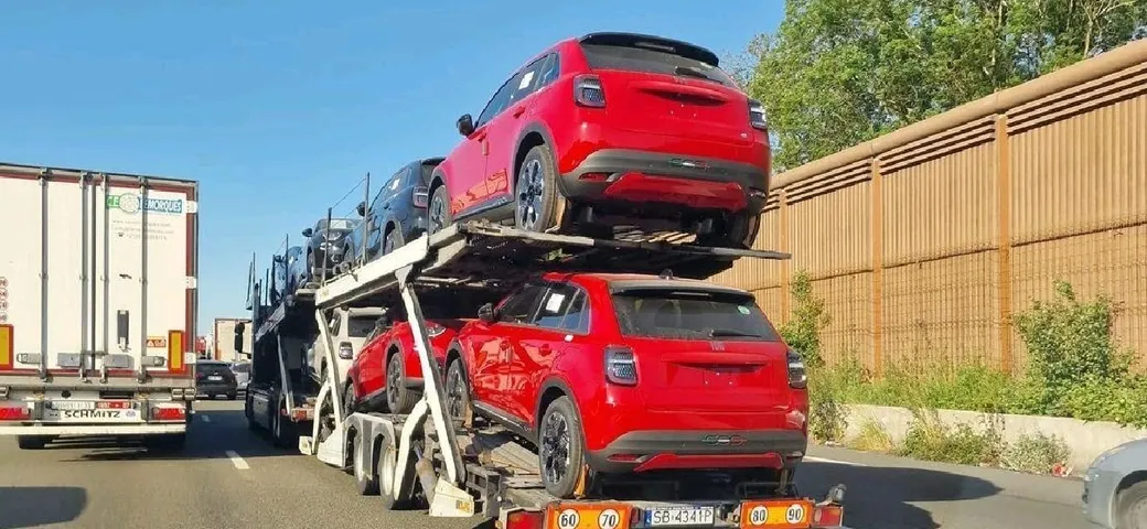 Nuova Fiat 600: avvistata su una bisarca in una varietà di colori [FOTO SPIA]