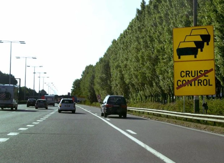 In autostrada a 270 km/h di media? Nove mesi di carcere e dieci anni senza patente