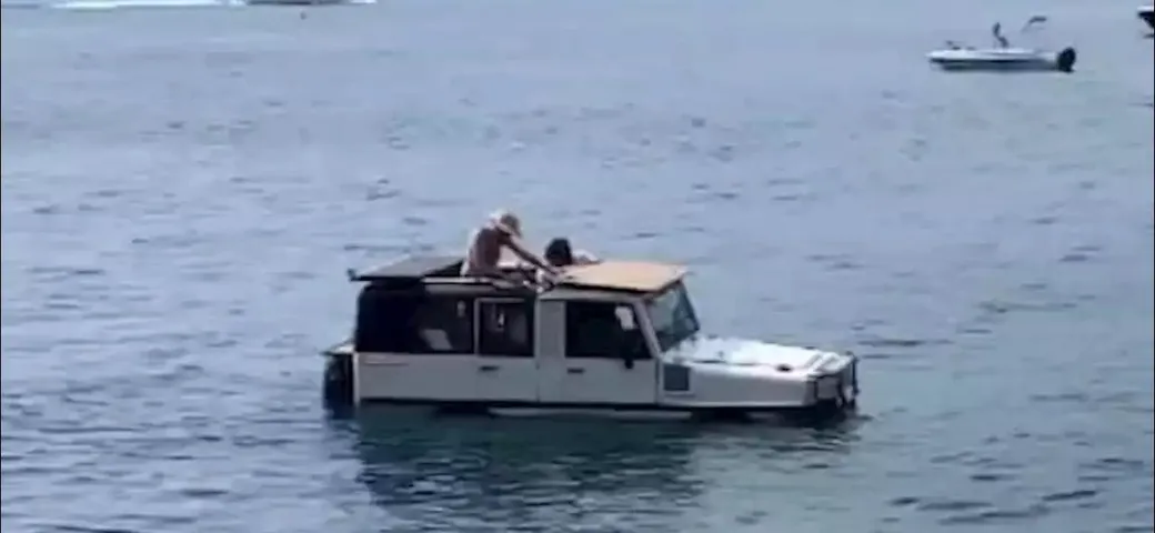 La Jeep anfibia che sembra una barca: le foto virali dal mare di Liguria