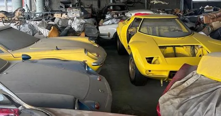Il mistero delle auto sportive europee abbandonate in un capannone in Giappone