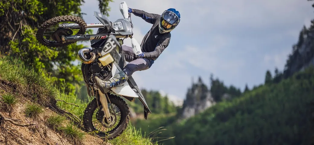 Husqvarna FE Pro e TE Pro 2024: debuttano le nuove moto da enduro [FOTO]