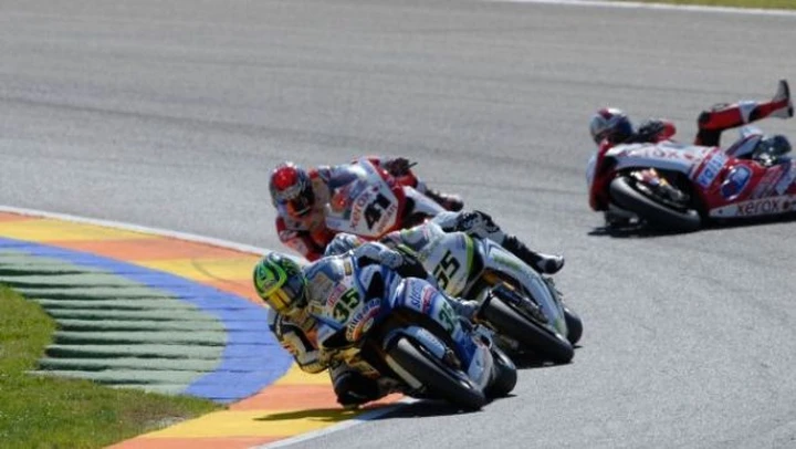 Foto del giorno: Michel Fabrizio scivola in gara 1 a Valencia