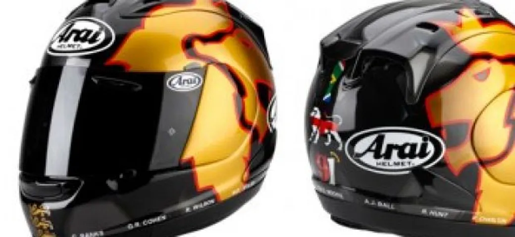 Leon Haslam in pista a Kyalami con un casco Arai che celebra i mondiali di calcio