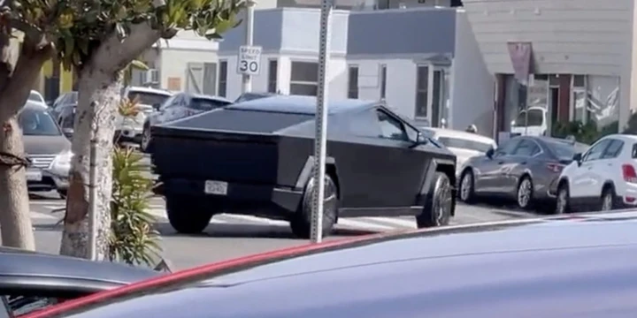 Tesla Cybertruck avvistato per la prima volta in nero opaco