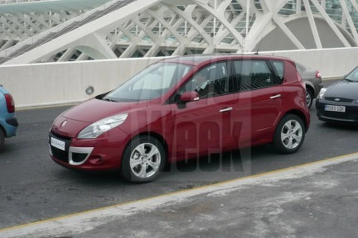 Nuova Renault Scenic: prime immagini senza camuffature