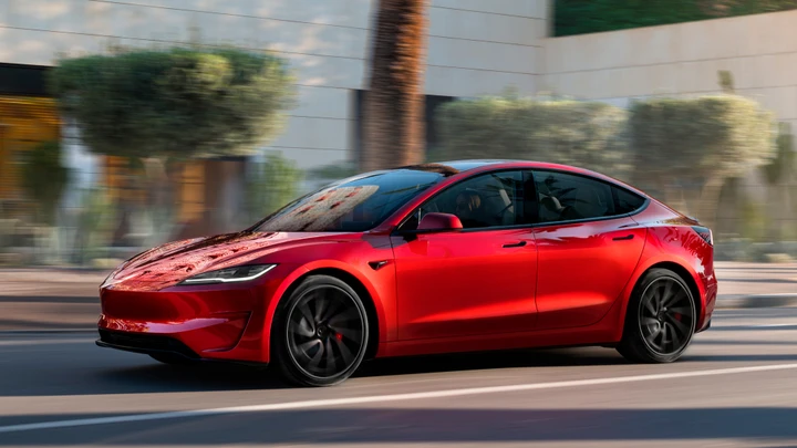 Per la prima volta un'auto elettrica è la più venduta in assoluto: battute benzina e diesel