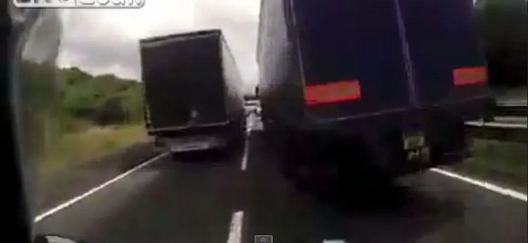 Epic Fail: quando la moto si infila tra due camion [Video]