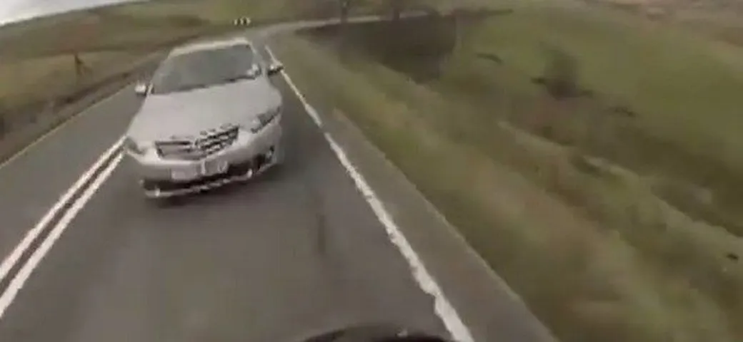 Motociclista deve scegliere tra burrone e frontale [video]