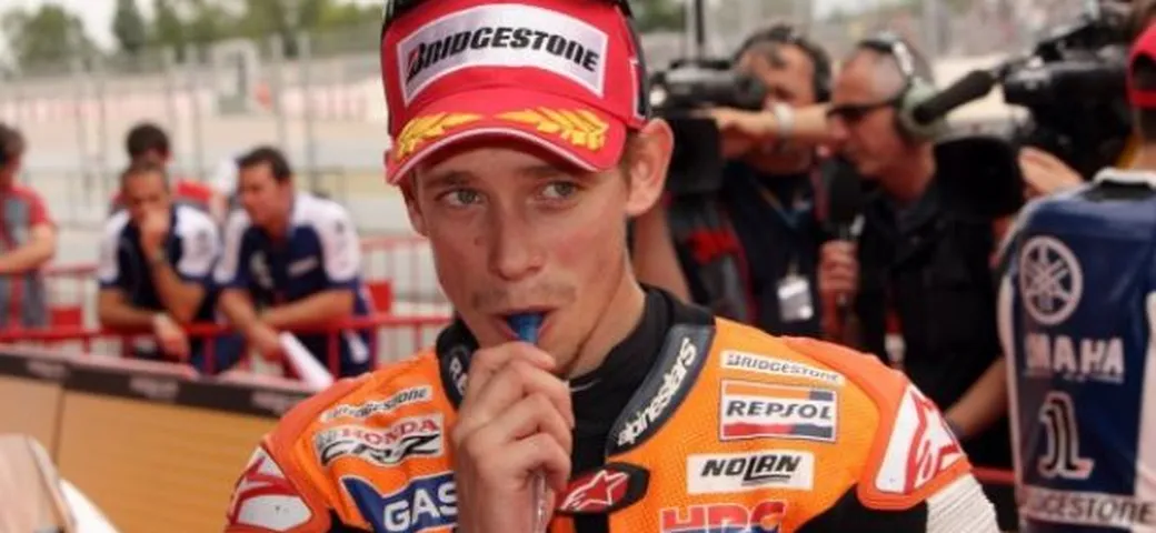 MotoGP Silverstone: Stoner devastante sotto il diluvio. Dovizioso ed Edwards sul  podio. Rossi sesto (+1'04.526)
