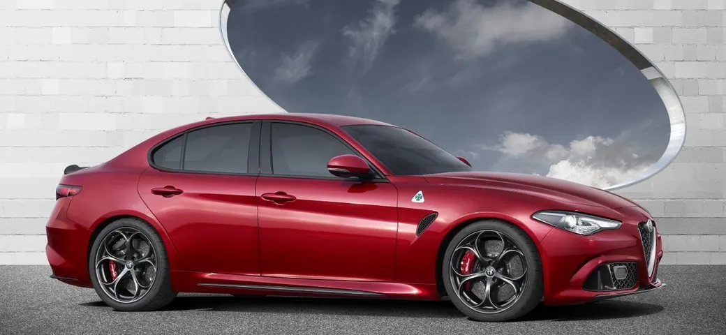 Alfa Romeo Giulia: i saluti su Twitter di Ford, Mercedes e Pagani
