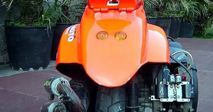 Foto del giorno: vespa 50 "leggermente modificata"