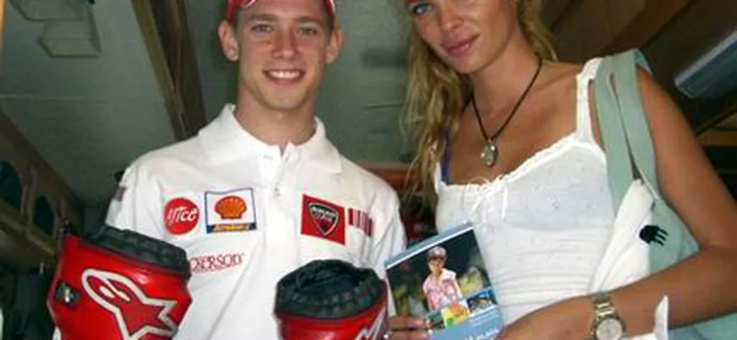Esther Canadas fa beneficenza con i cimeli MotoGP