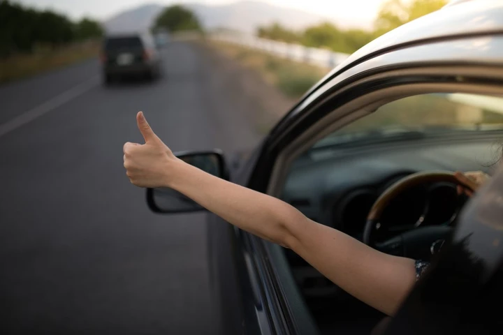 Vacanze in auto all’estero, attenzione ai gesti al volante: un lampeggio può voler dire cose molto diverse