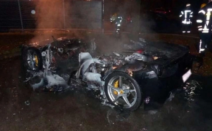 Dà fuoco alla sua Ferrari 458 Italia: 20enne svizzero arrestato per truffa