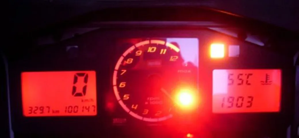 Foto del giorno: la mania dei 100.000 km, Aprilia RSV1000 del 2002
