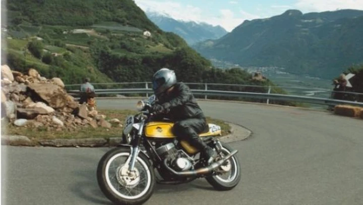 Scatto in Corsa: Suzuki Titan 500 Corsa a Nalles