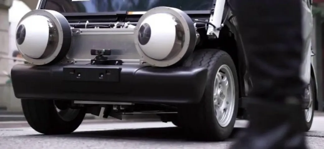 Ecco l'auto che guarda i pedoni, per rassicurarli [Video]