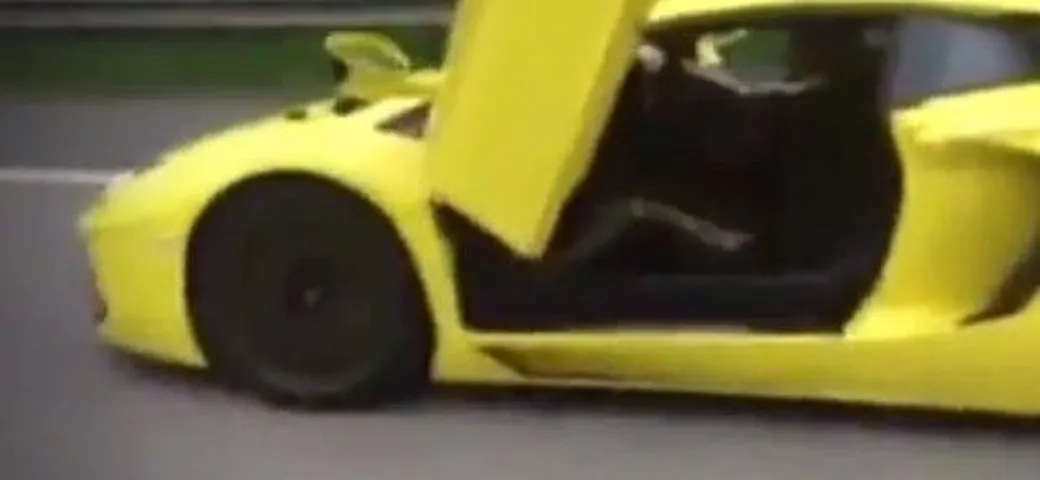 Lamborghini Aventador con la portiera aperta in autostrada