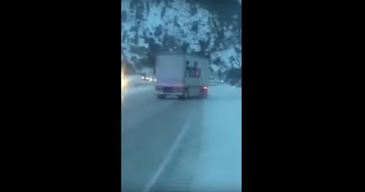 Il drift più lungo al mondo di un camion sul ghiaccio [VIDEO]