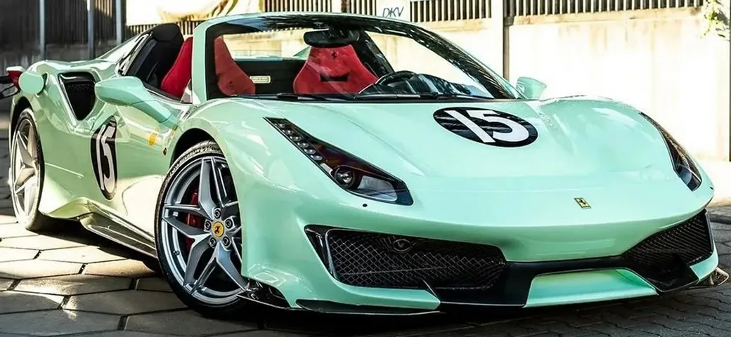 Ferrari 488 Pista Spider, ecco quella ispirata alla 250 GTO di Stirling Moss