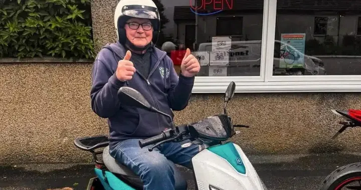 Dalla moto d’epoca allo scooter elettrico a 86 anni, la storia di Peter Ewing