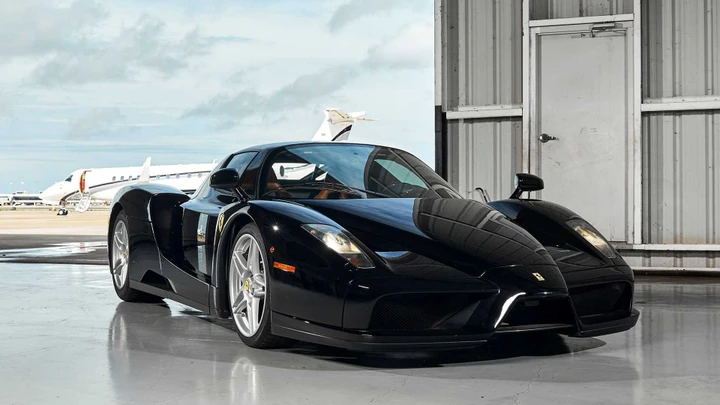 Ferrari Enzo: un raro esemplare nero in vendita ad un prezzo milionario