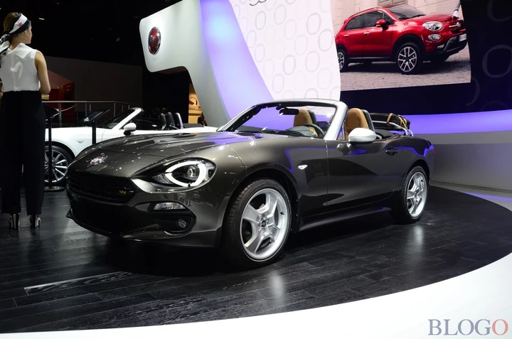 Fiat 124 Spider America al Salone di Parigi 2016 Live [Video]