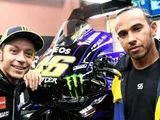 Rossi ed Hamilton pronti a scambiarsi i mezzi per la sfida delle sfide