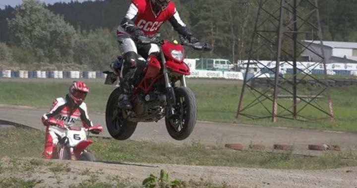 Foto del giorno: Hypermotard in azione