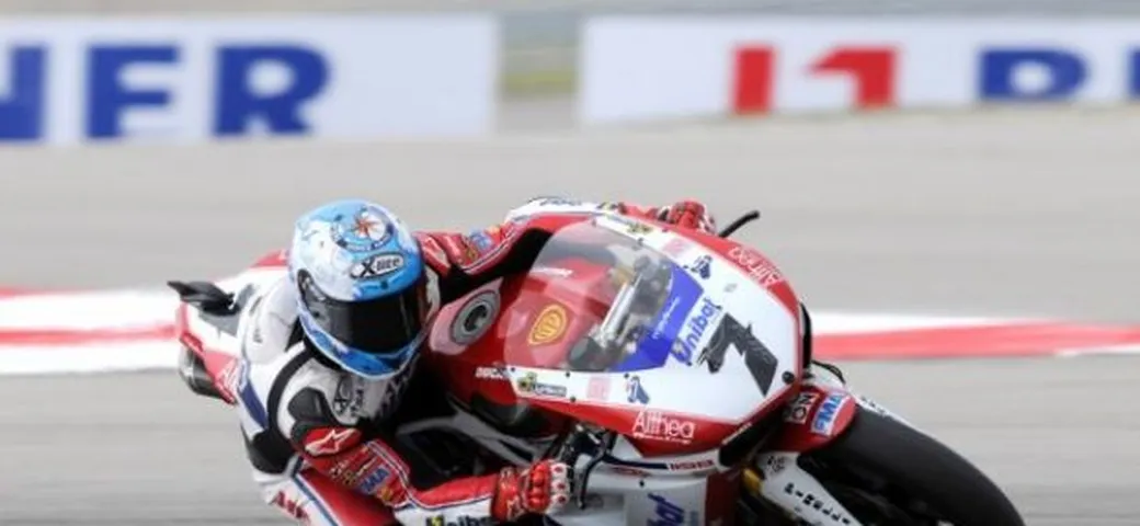 WSBK: Checa in pole position nel pantano di Miller. Smrz, Laverty e Melandri in prima fila